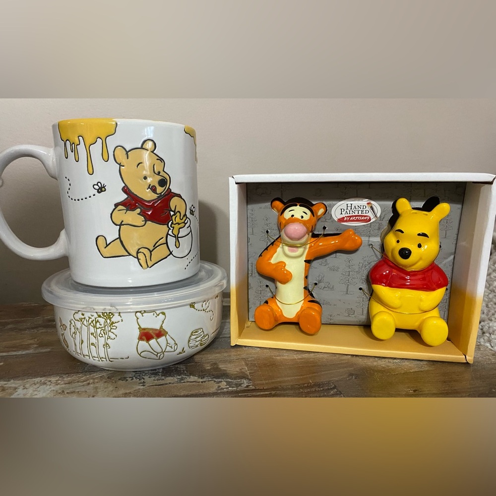 Winnie the Pooh Bundle NWT Salt n Pepper Shaker, lg Mug, Cereal Bowl/Container
